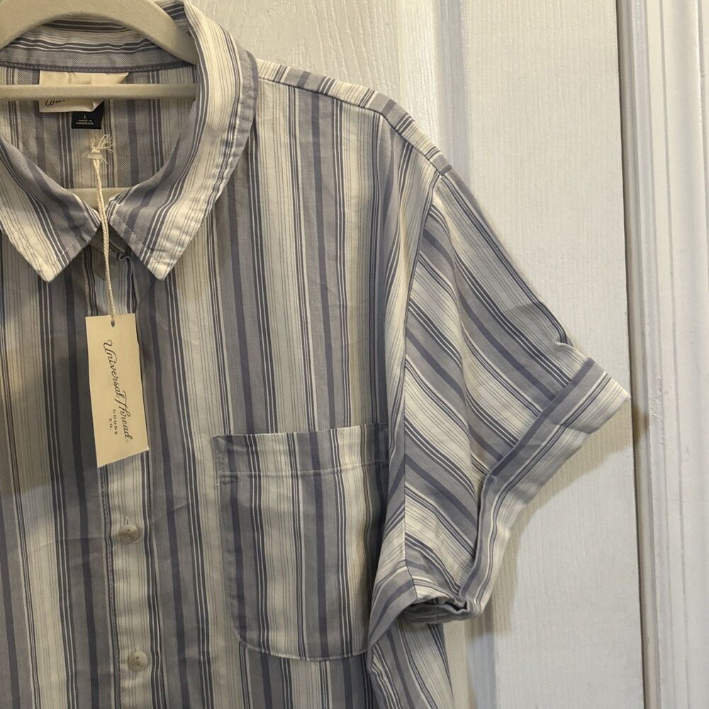 NWT Universal Thread Women’s Blue Striped Button Down Short Sleeve Shirt Size L - Picture 4 of 16